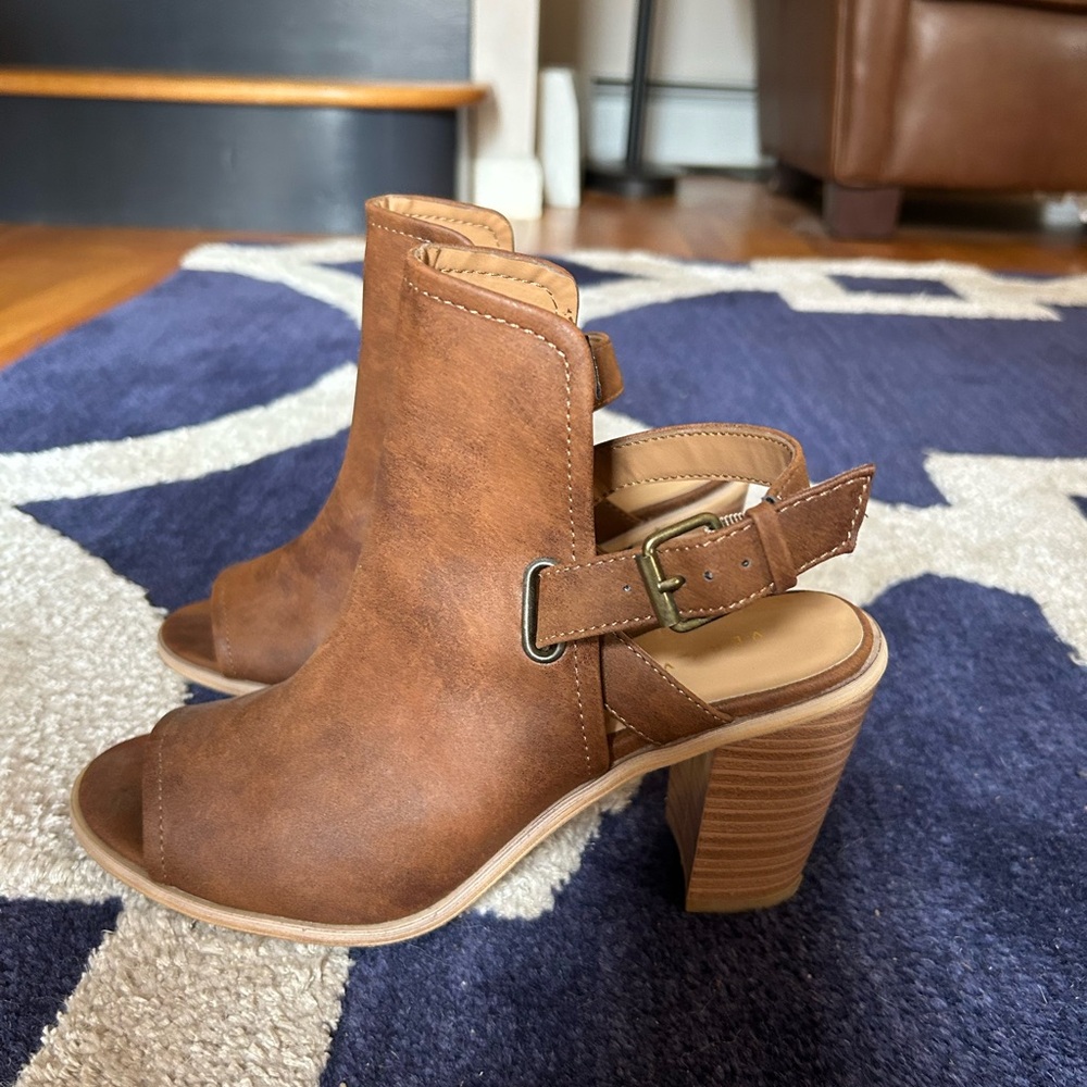 Women’s sandals with strap